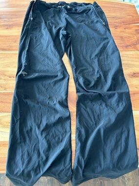 Arc’Teryx Lightweight Black Pant with full zippers on each leg sz large 36”